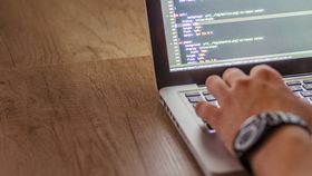 Ce salariu are un programator aflat la început de carieră? Încasările lunare nu sunt mici nici pentru angajații la început de drum din acest domeniu